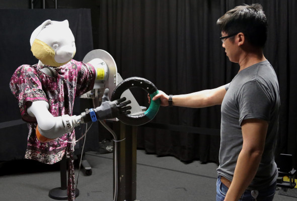 this-robotic-arm-slows-down-to-avoid-the-uncanny-valley